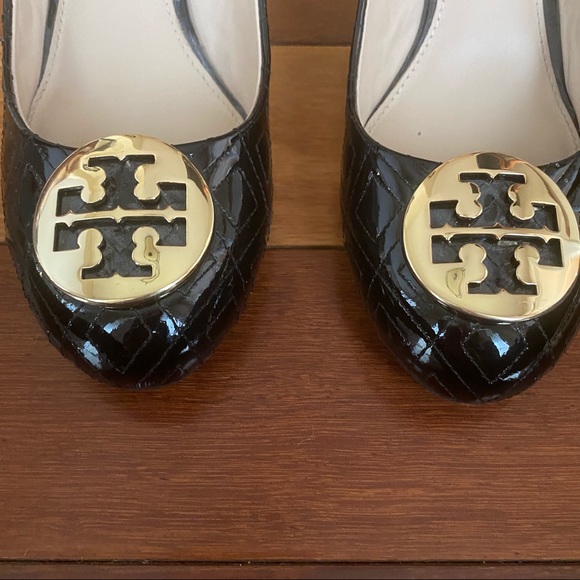 Tory Burch Black Quilted Patent Leather Quinn Wedge Sz 8 - Picture 2 of 14
